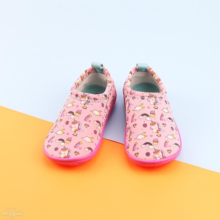 حذاء بناتي وردي اللون من القماش عليه رسومات مضاد للانزلاق ومريح 