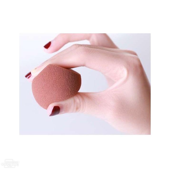 سفنجة مطاطية لمساحيق التجميل على شكل بيضة قابلة للتنظيف والغسل سهلة الاستخدام  وناعمة على البشرة ذات لون بني 