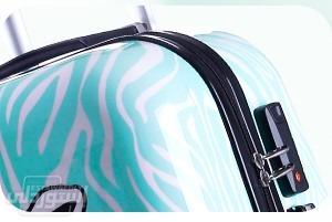 حقيبة سفر مضادة للماء للنساء ثلاث قطع  .باربع عجلات دوارة 360درجة بها قفل 