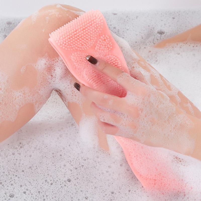جهاز تنظيف طويل مصنوع من السيليكون للاستحمام عبارة عن فرشاة الجسم المحمولة باليدين من الطرفين  لدعك الظهر   بلون وردي قابلة للطي 
