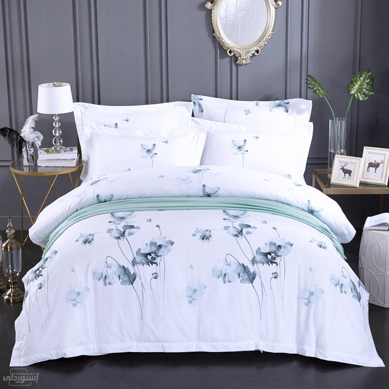 طقم سرير من القطن خامة ممتازة عصري ابيض مزخرف بالازرق والاسود عليه رسومات على شكل ورود جودة عالية للمنازل 