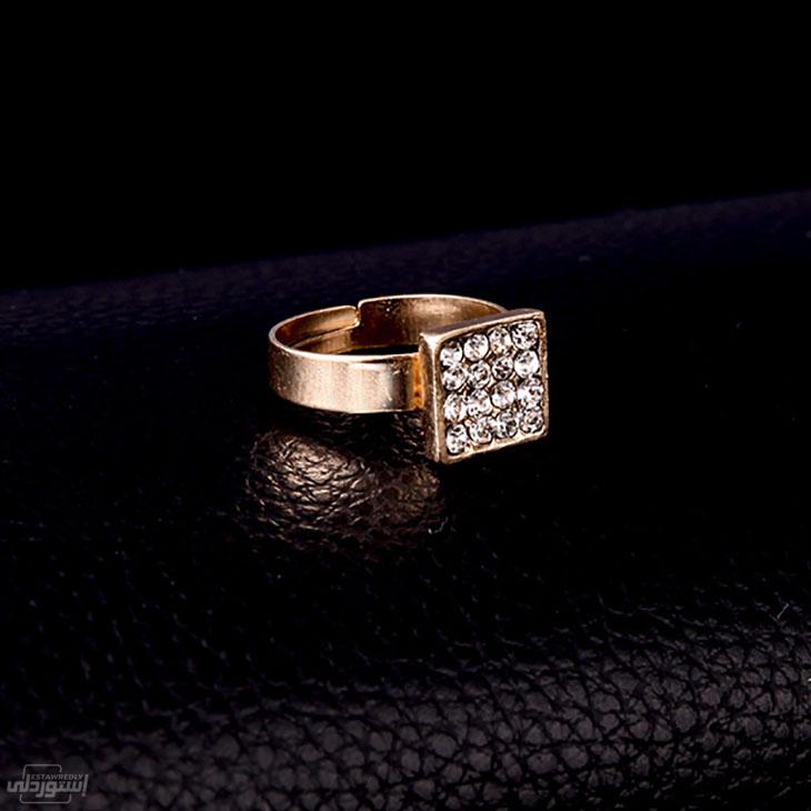 خاتم ذهبي اللون نوعية رفيعة خامة ممتازة جودة عالية به حجارة من الكريستال 