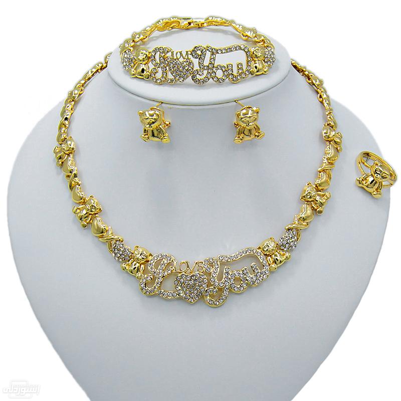طقم مجوهرات قلادة و أسورة وحلق ذات تصميمات عصرية بجودة عالية ذهبية اللون 
