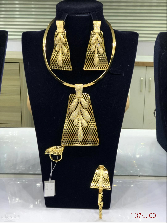 طقم مجوهرات كامل عقد وحلق وبرش وخاتم ذات تصميمات عصرية ذهبي اللون شيك 