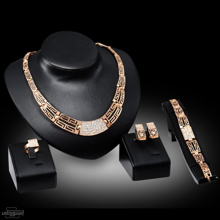 طقم مجوهرات مكون من اربع قطع حديثة بجودة عالية وتصميمات جذابة