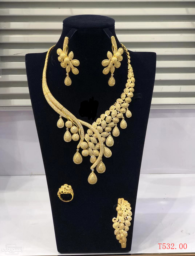 طقم مجوهرات كامل ذات تصميمات حديثة بجودة عاليةشيك وجذاب مطلي بالذهب