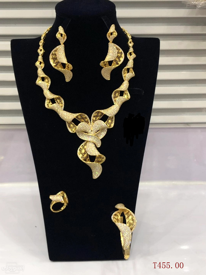 طقم مجوهرات كامل ذهبي اللون ذو تصميمات مبهرة وعصرية ذات جودة عالية