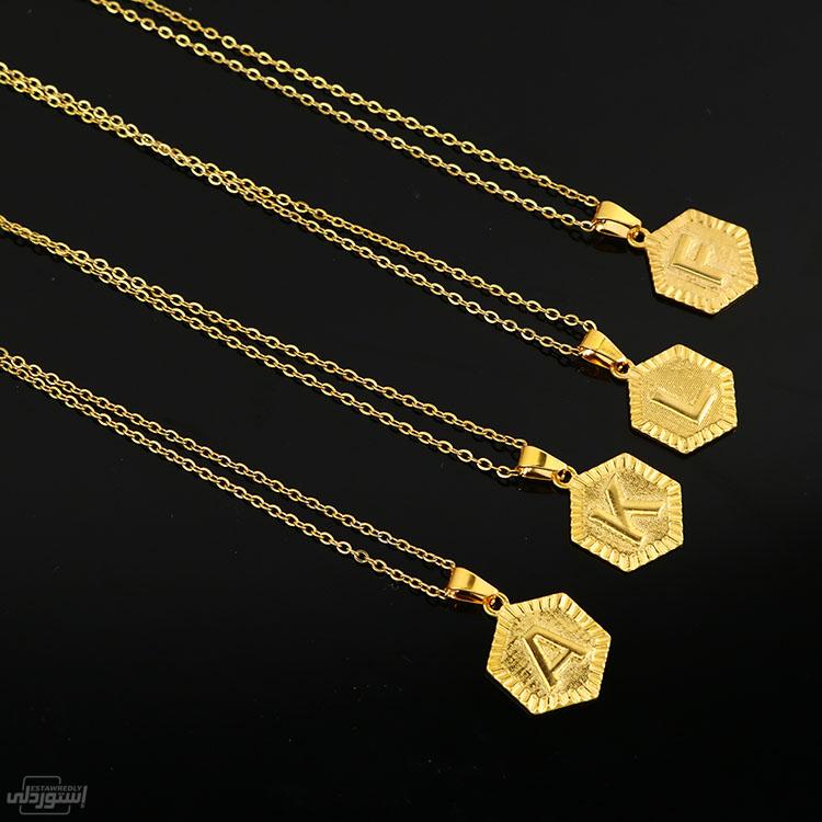  مجموعة سلاسل على شكل حروف أنجليزية مطلية بالذهب ذات تصميمات جميلة