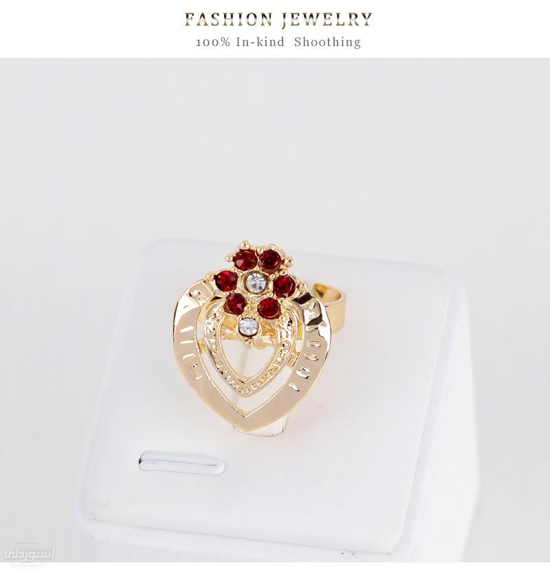 خاتم بتصميمات جذابة بجودة عالية على شكل قلب به حجارة بيضاء وحمراء 