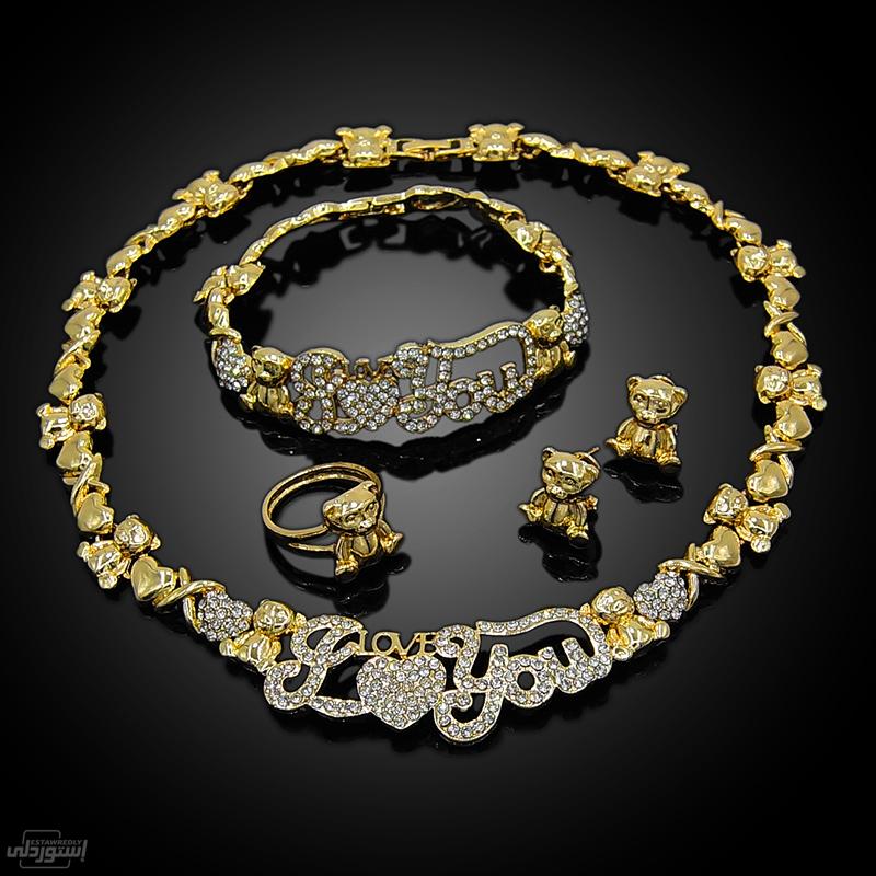 طقم مجوهرات قلادة و أسورة وحلق ذات تصميمات عصرية بجودة عالية من النحاس ذات لون ذهبي 