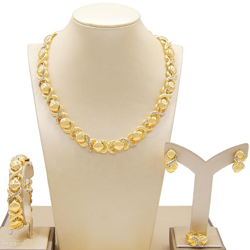طقم مجوهرات عقد وأسورة وأنسيال وحلق ذات تصميمات عصرية بجودة عالية ذهبي اللون 