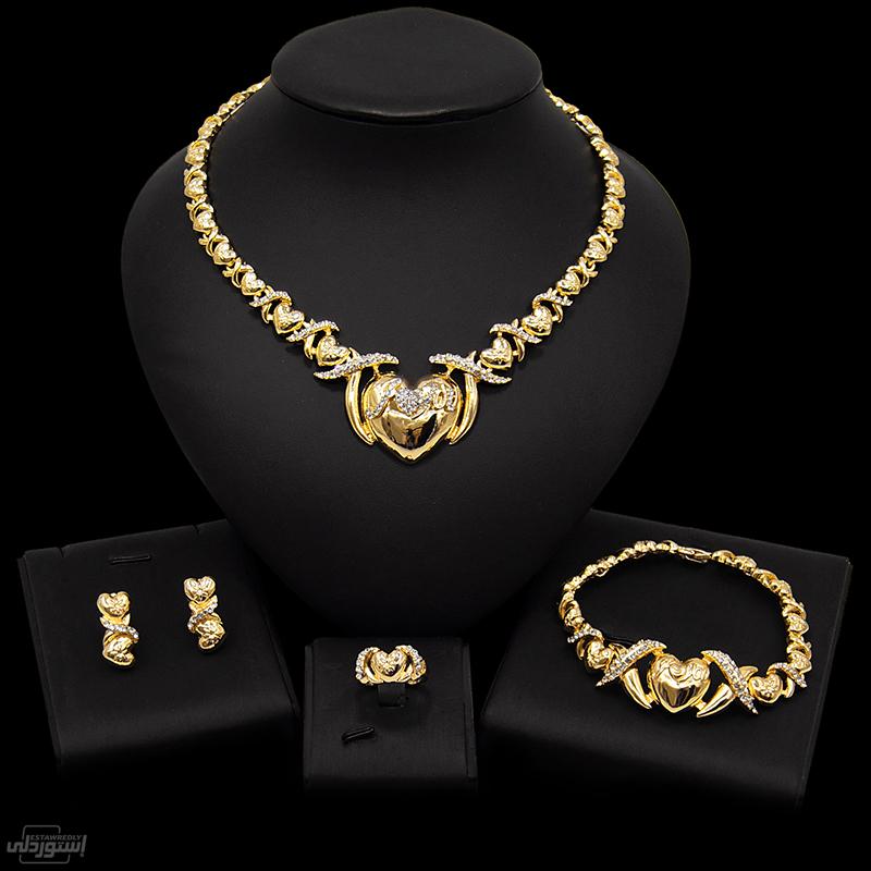 طقم مجوهرات مطلى بالذهب عقد وأسورة وخاتم وأنسيال ذات تصميمات جذابة بجودة عالية للافراح والمناسبات 