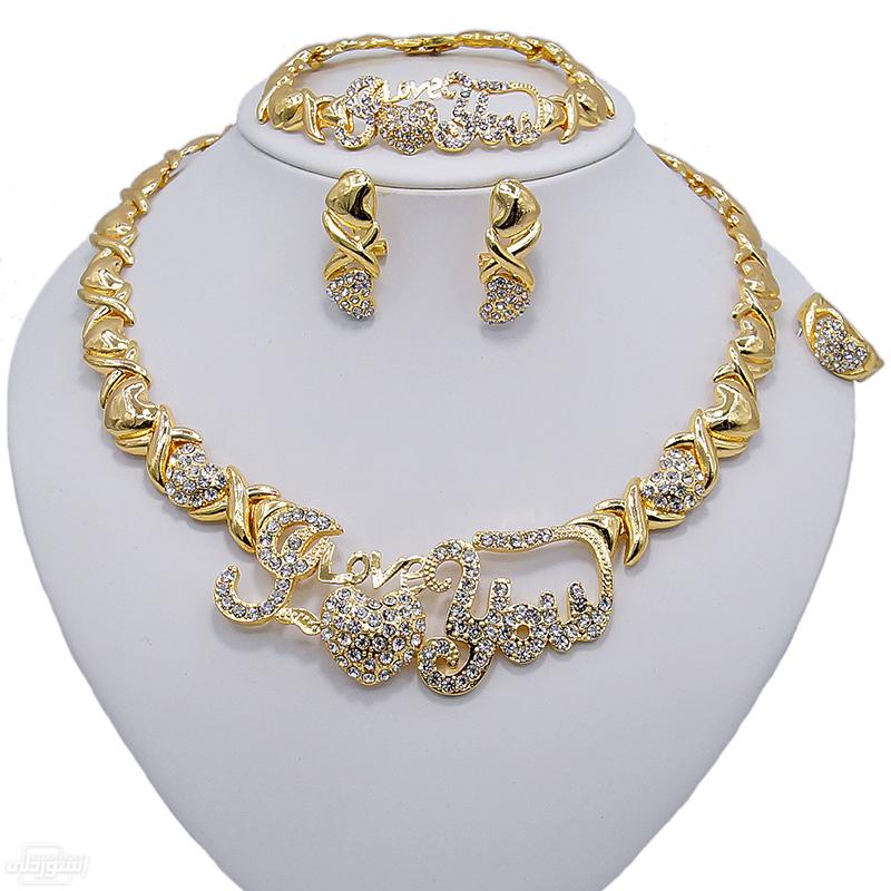 طقم مجوهرات كامل عقد وأسورة وخاتم وحلق ذات تصميمات عصرية بجودة عالية  ذهبية اللون للمناسبات 