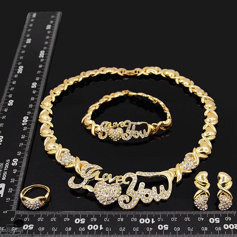 طقم مجوهرات كامل عقد وأسورة وخاتم وحلق ذات تصميمات عصرية بجودة عالية  من النحاس مطلية بالذهب 