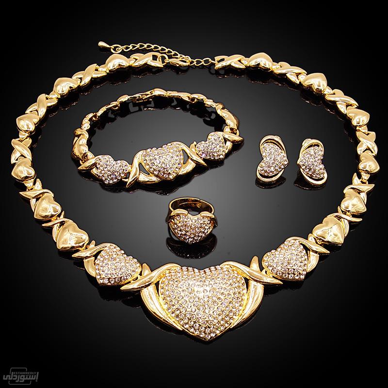 طقم مجوهرات كامل مطلى بالذهب ذات تصميمات جذابة بجودة عالية