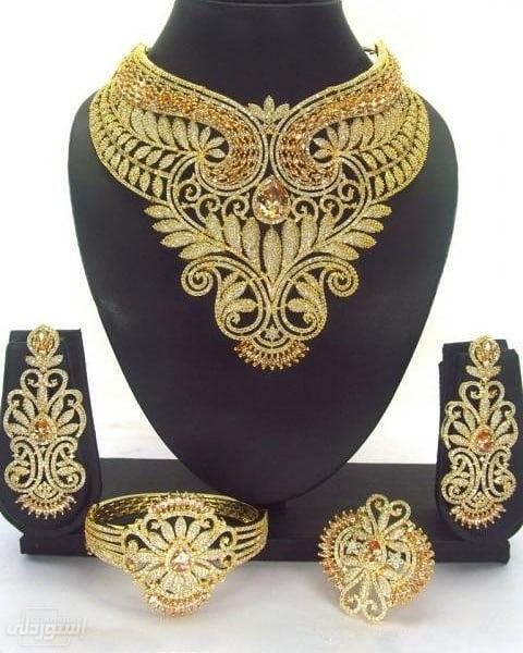 مجموعة مجوهرات أفريقية ذهبية اللون بزخرفة هندسية مكونة من اربع قطع عقد وأسورة وخاتم وحلق كبيرة الحجم ذات تصميمات رائعة