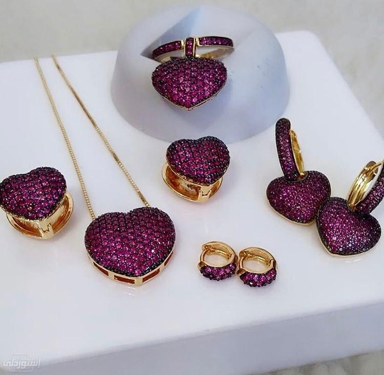 مجموعة مجوهرات نحاس مطلية بالذهب ذات تصميمات رومانسية بدقة عالية بنفسجية اللون على شكل قلب 