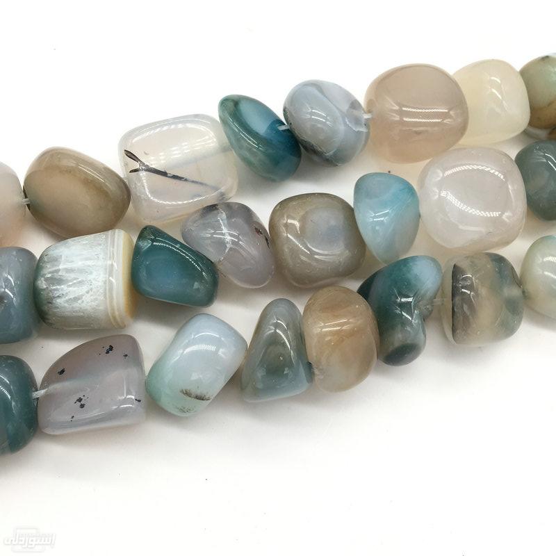 أحجار كريمة العقيق غير النظامية لصنع المجوهرات عالية القيمة بالوان مختلفة واشكال مختلفة 