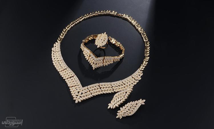 طقم مجوهرات مكون من أربع قطع عقد وخاتم وحلق وأنسيال ذات تصميمات عصرية من النحاس 