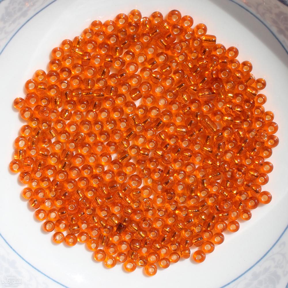 حبات بذور خرزذات لون برتقالي صغيرة الحجم