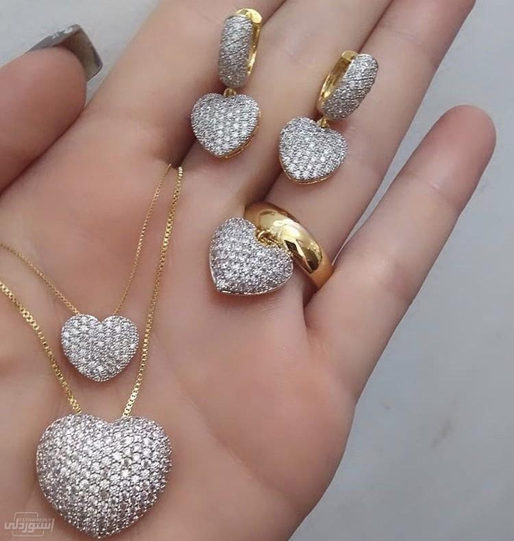 مجموعة مجوهرات نحاس مطلية بالذهب ذات تصميمات رومانسية بدقة عالية بيضاء اللون 