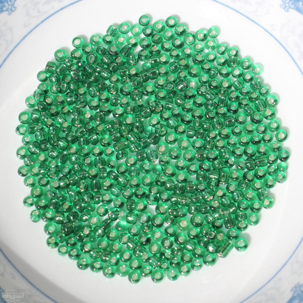 حبات بذور خرزذات لون اخضر صغيرة الحجم