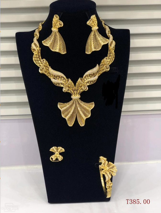 طقم مجوهرات كامل عقد وحلق وبرش وخاتم ذات تصميمات عصرية للافراح والمناسبات ذهبي اللون 