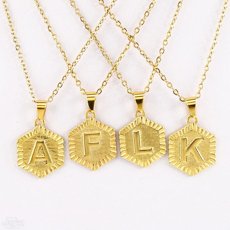  مجموعة سلاسل بها دلاية عليها حروف أنجليزية مطلية بالذهب ذات تصميمات جميلة ذات لون ذهبي 