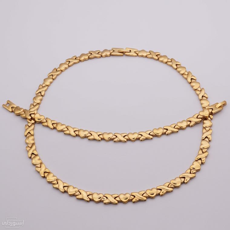 طقم مجوهرات قلادة وأسورة ذات تصميمات رائعة بجودة عالية ذات لون ذهبي 