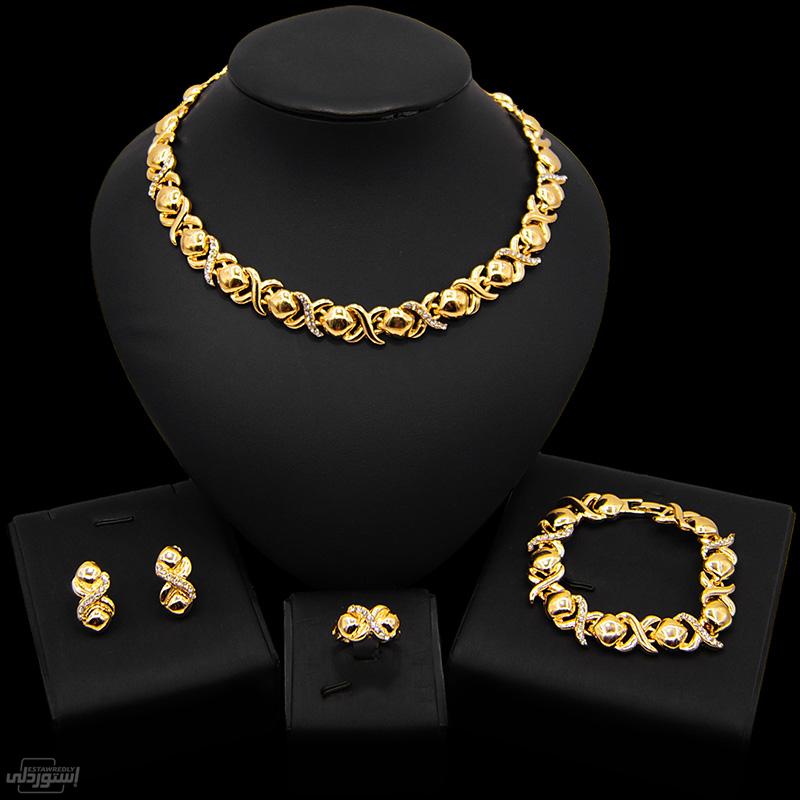 طقم مجوهرات عقد وأسورة وأنسيال وحلق ذات تصميمات عالية بجودة ممتازة ذات لون ذهبي
