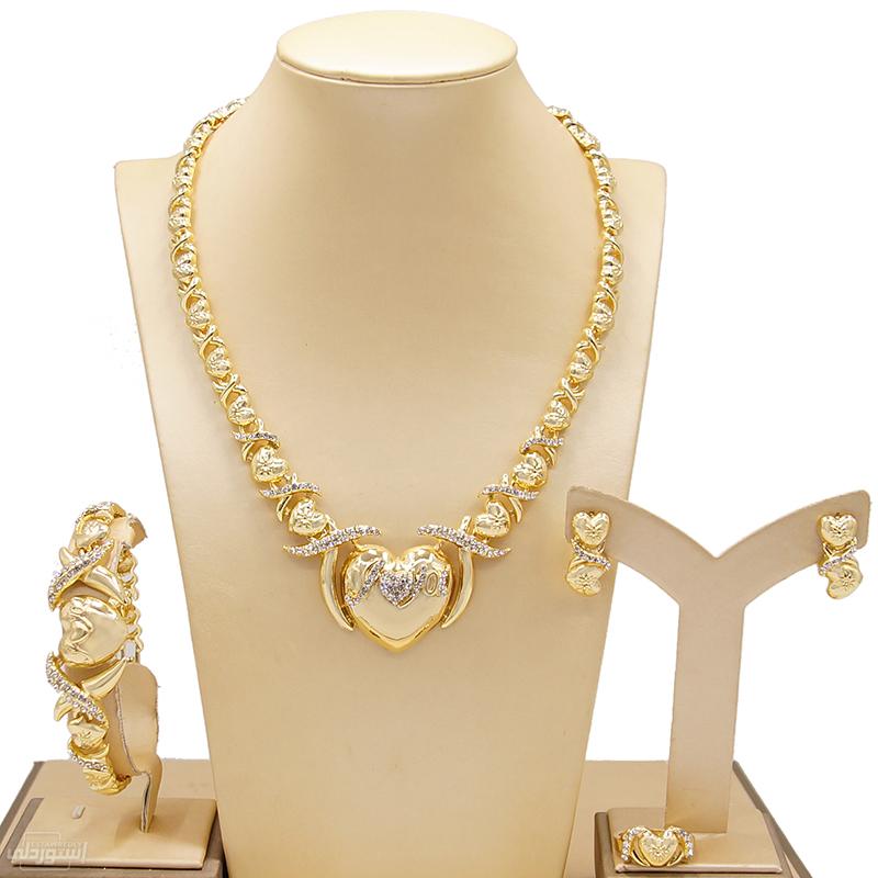 طقم مجوهرات مطلى بالذهب عقد وأسورة وخاتم وأنسيال ذات تصميمات جذابة بجودة عالية على شكل قلب ذهبي اللون 