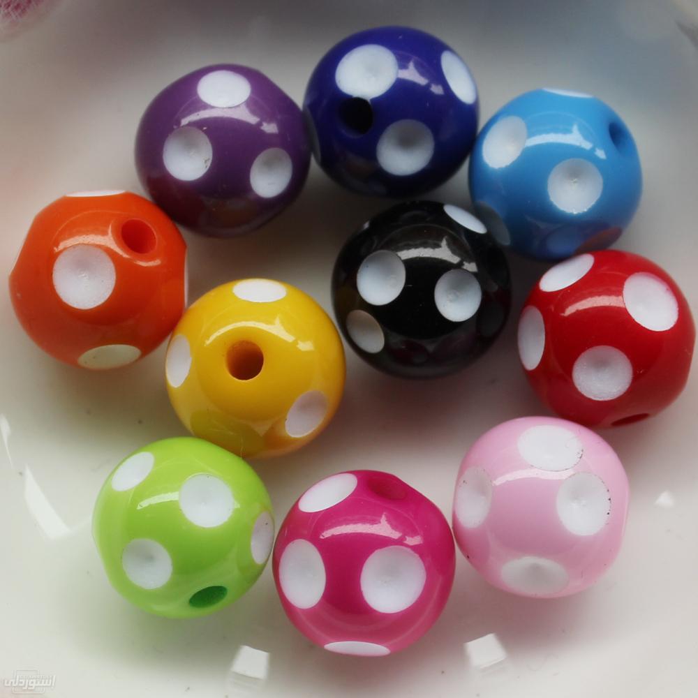 خرز على شكل كرة للاطفال ذات تصميمات جذابة بجودة عالية بالوان مختلفة منقطة بالابيض 