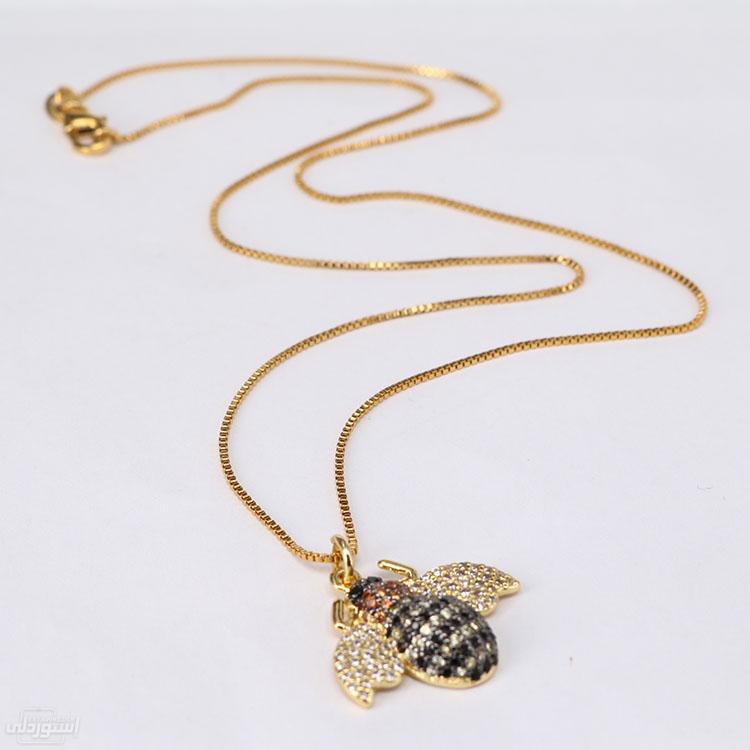 سلسلة مطلية بالذهب ذات تصميمات خاصة ذات جودة عالية بها دلاية على شكل نحلة للاستعمال اليومي 