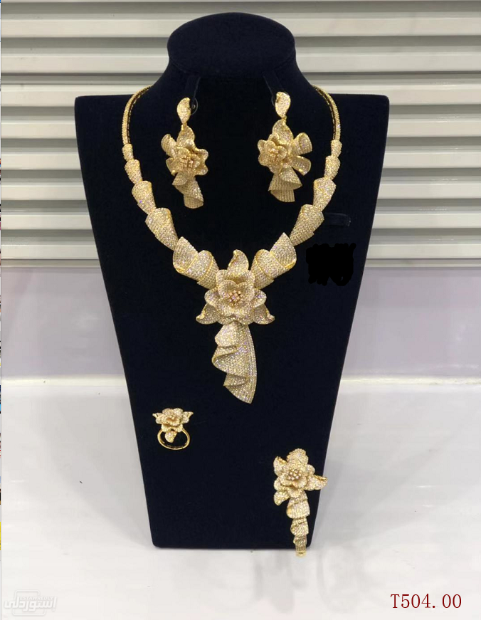 طقم مجوهرات كامل عقد وخاتم وحلق واسورة ذات تصميمات جذابة بجودة عالية ذات لون ذهبي 