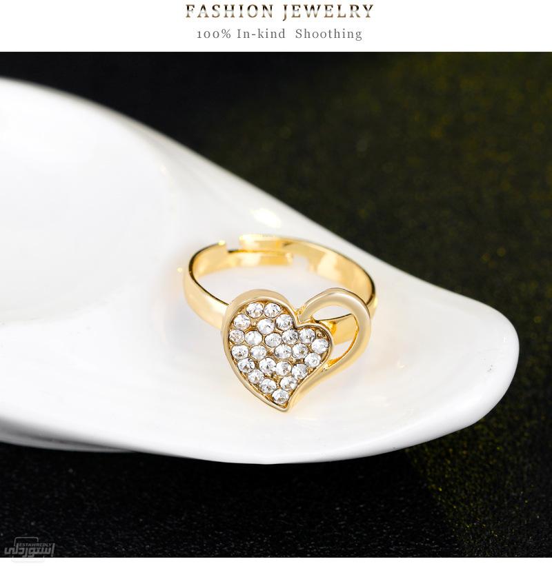 خاتم ذات تصميمات جذابة وعصرية ذهبية اللون على شكل قلب 