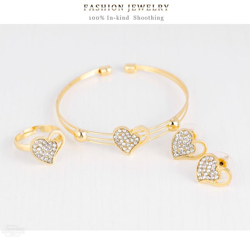  سلسلة وخاتم وحلق ذات تصميمات جذابة وعصرية ذهبية اللون بها شكل قلب 