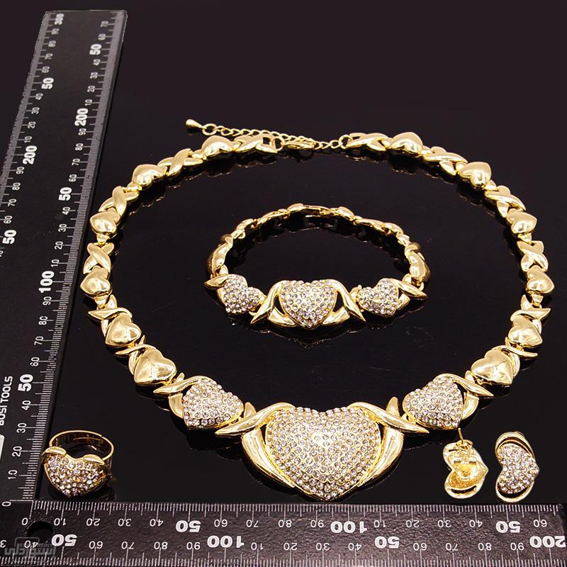 طقم مجوهرات كامل مكون من اربع قطع مطلى بالذهب ذات تصميمات جذابة بجودة عالية