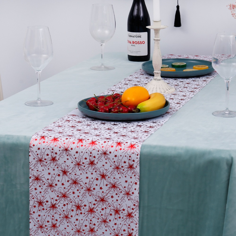 مفرش لطاولة الطعام تجعلها أكثر جاذبية بتصميمات عصرية ذات لون ابيض وعليه نجوم حمراء 