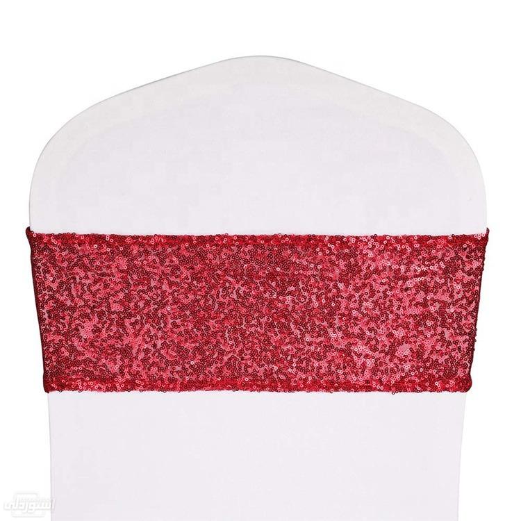 اكسسوارات  الكراسي الاكثر جاذبية لقاعات الزفاف مطرز لامع ذات تصميمات رائعة بخامة ممتازة ذات لون احمر بالابيض 