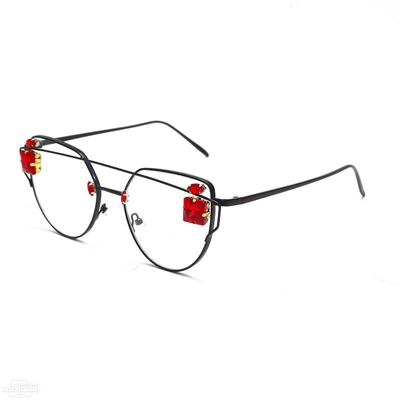 نظارات معدنية ذات تصميمات جذابة ت ذات شكال بيضوي حمى العين من الضوء الازرق عليها حجر احمر للزينة 