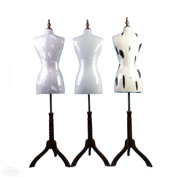 حامل ثلاثى القوائم عارضة للملابس النسائية بيضاء اللون وعليها رسومات جودة عالية 