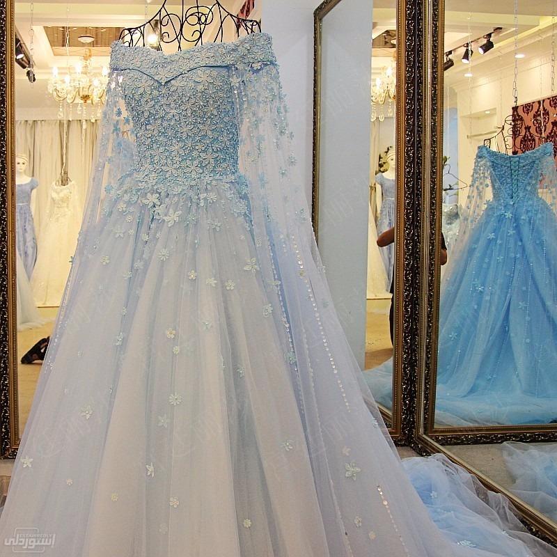 فستان زفاف  طويل ازرق فاتح باكمام طويلة جدا شفافة مكشوف الاكتاف