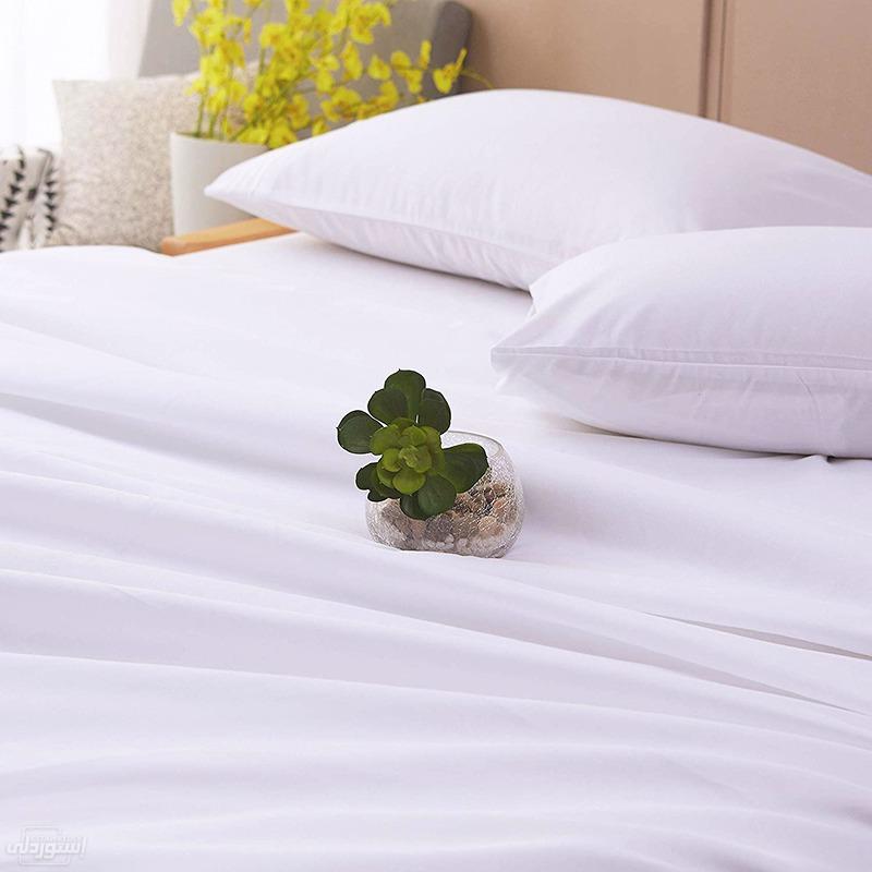 طقم سرير مكون من اربع قطع ابيض اللون من القطن ذو جودة عالية للفنادق والمنازل قماش نوعية رفيعة 