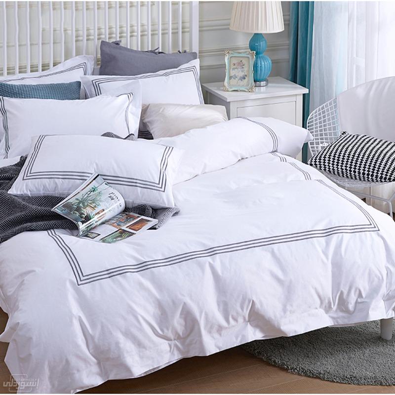 طقم سرير لحاف كبير و  اكياس وسادة ذات تصميمات جذابة قطن 100%.مزخرف بخطوط على الحواف باللون البني للفنادق والمنازل