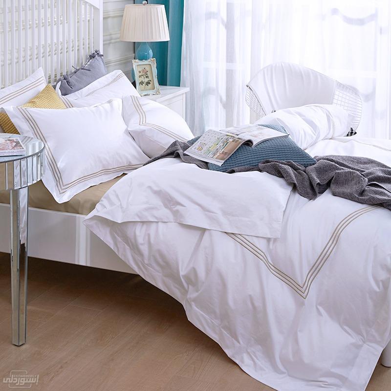 طقم سرير لحاف كبير و  اكياس وسادة ذات تصميمات جذابة قطن 100%.مزخرف بخطوط على الحواف باللون البيج للفنادق والمنازل خامة ممتازة