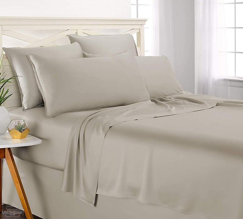 طقم سرير كامل شيك وجذاب ذات جودة عالية بتصميمات عصرية ابيض اللون مكون من اربع قطع قماش نوعية رفيعة 