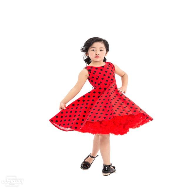 ملابس صيفية للأطفال بدون أكمام ذات تصميم رائع وجذاب ومبطن من الداخل يحتوى على دوائر بلون اسود والفستان احمر 
