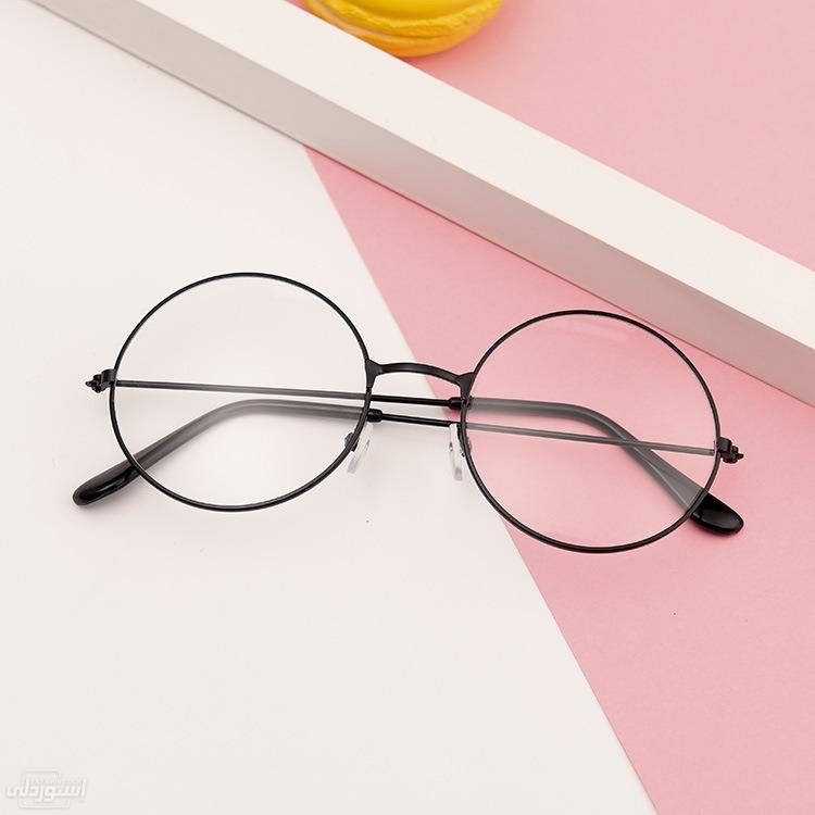 نظارات ذات تصميمات ممتازة دائرية  الشكل مع ذراع معدنى شيك وجذاب ذات لون اسود 