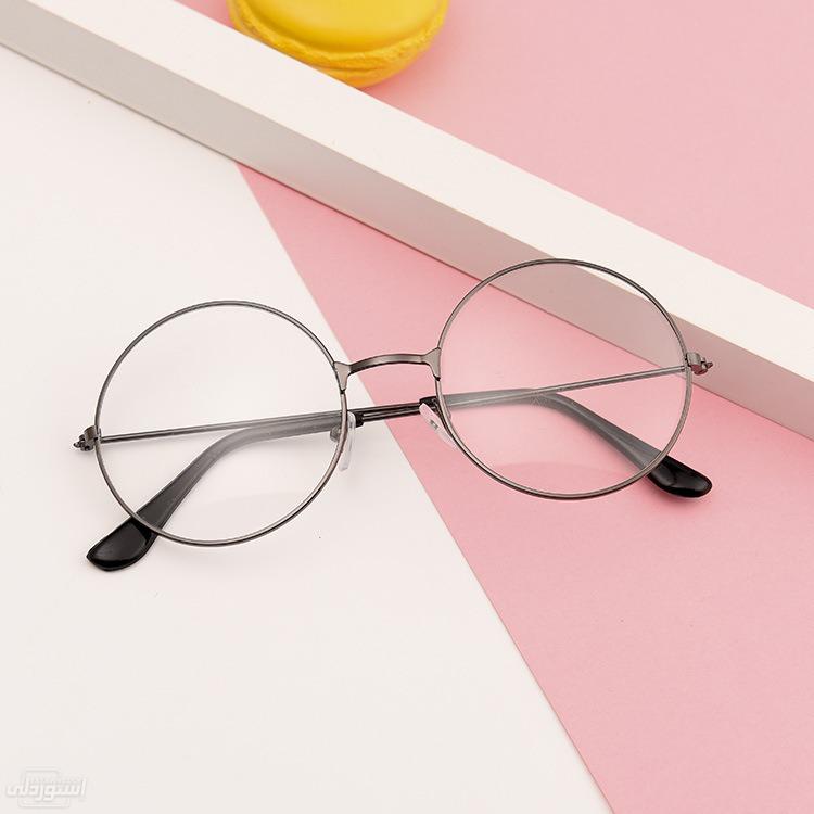 نظارات ذات تصميمات ممتازة دائرية  الشكل مع ذراع معدنى شيك وجذاب ذات لون فضي 