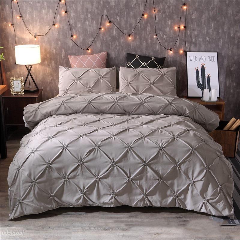 طقم سرير كامل خامة ممتازة رمادي فاتح جودة عالية من القطن مطرز باشكال مربعات نوعية رفيعة 